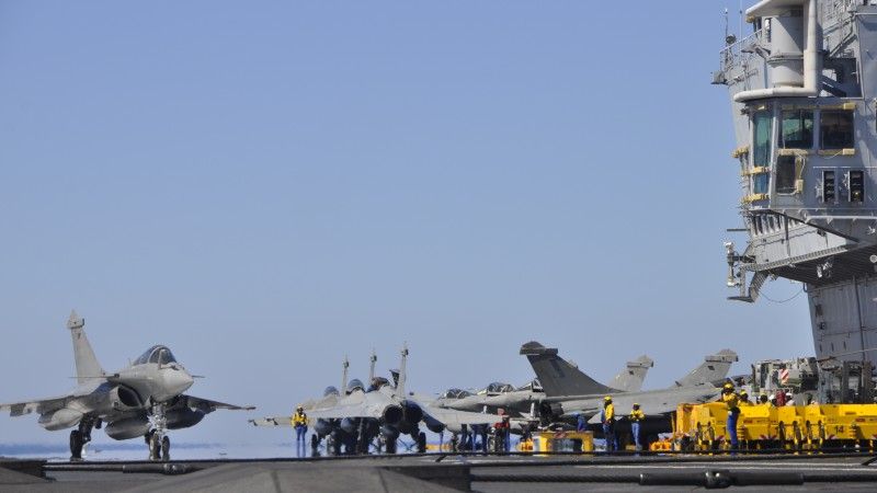 Myśliwce Rafale na pokładzie Charles de Gaulle