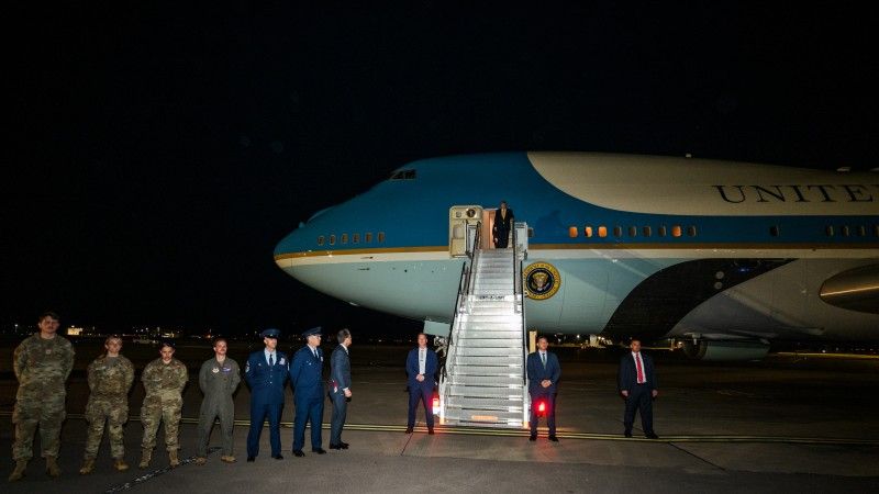 TRUMP WYSIADA Z Air Force 1