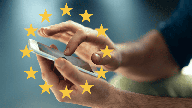 Smartfon w rękach mężczyzny z symbolem UE.