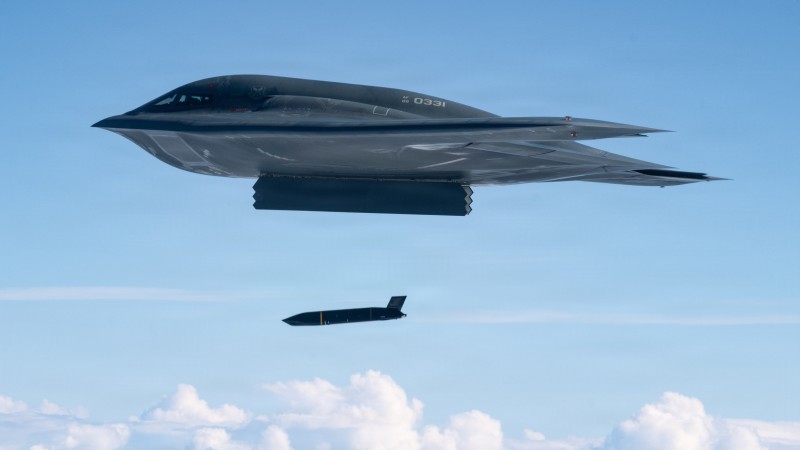 Amerykański bombowiec strategiczny B-2 Spirit zrzuca pocisk przeciwokrętowy AGM-158C LRASM podczas ćwiczeń Valiant Shield 2026 na Morzu Filipińskim, czerwiec 2026 roku.