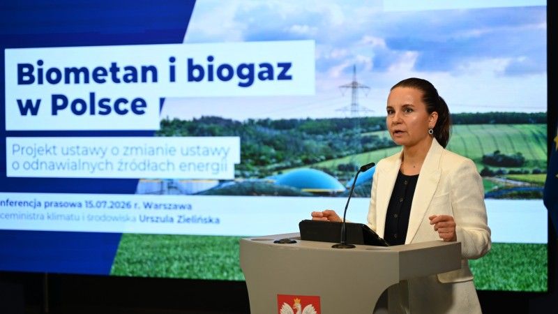 Urszula Zielińska mówi na tle prezentacji o biometanie