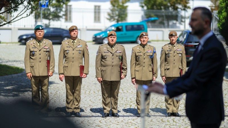 Uroczystość wręczenia nominacji na stanowiska dowódcze w brygadach Korpusu Ochrony Pogranicza, 15 lipca 2026 roku. Od prawej: gen. bryg. Mieczysław Gurgielewicz, płk Cezary Kiszkowiak, płk Robert Kasperczuk, płk Daniel Błotko. Po lewej gen. bryg. Jarosław Mokrzycki, który obejmie stanowisko dyrektora ds. operacyjnych w Sztabie Wojskowym Unii Europejskiej. Na pierwszym planie przemawia wicepremier, Minister Obrony Narodowej Władysław Kosiniak-Kamysz.