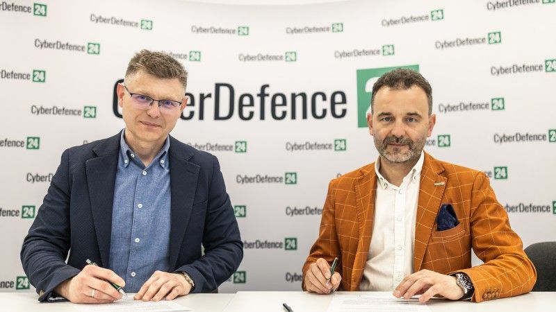 Kondrad Ciesiołkiewicz i Piotr Małecki podczas podpisania porozumienia o współpracy