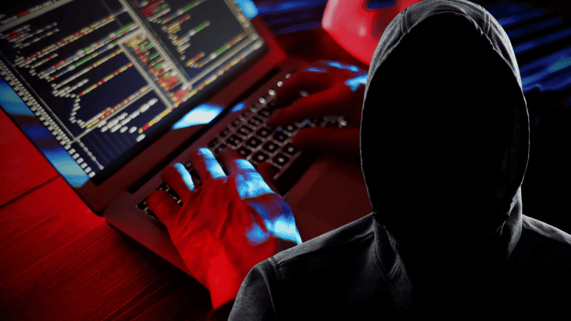 Hacker przed laptopem.