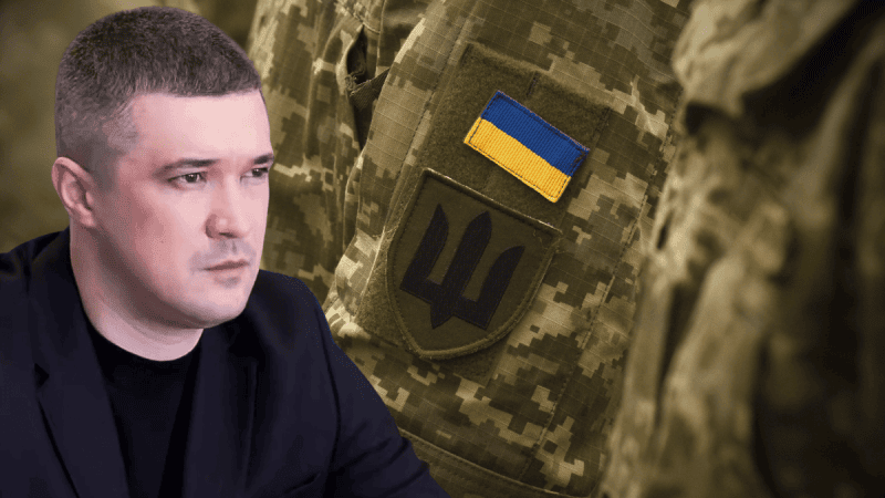 Mychajło Fedorow na tle ukraińskich żołnierzy