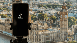 Brytyjski Ofcom otworzył postępowanie w sprawie możliwego naruszenia przez TikToka Online Safety Act. Platforma miała w niewystarczający sposób chronić dzieci przed szkodliwymi treściami.