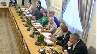 interesariusze rozmawiają przy stołach