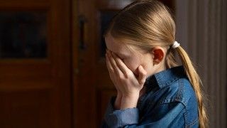 Rozwiązania mające wspierać ochronę najmłodszych w sieci wciąż nie zostały wdrożone - informuje NIK. Kontrola w Ministerstwie Cyfryzacji wykazała też problemy w profilaktyce i edukacji.