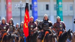 Oddział mongolskiej jazdy w strojach z czasów Czyngis-Chana