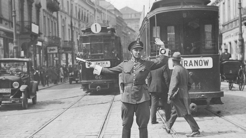 Funkcjonariusz Policji Państwowej kierujący ruchem na warszawskim Nowym Świecie
