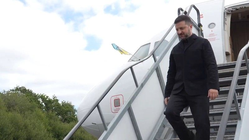 Ukrainian President Volodymyr Zelenskyy arriving in the United Kingdom