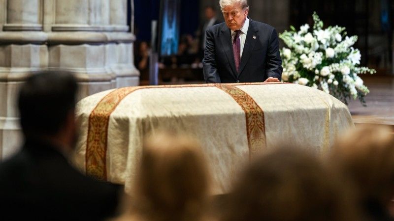 Prezydent USA Donald Trump nad trumną senatora Lindsey'a Grahama podczas ceremonii pogrzebowej w katedrze w Waszyngtonie.