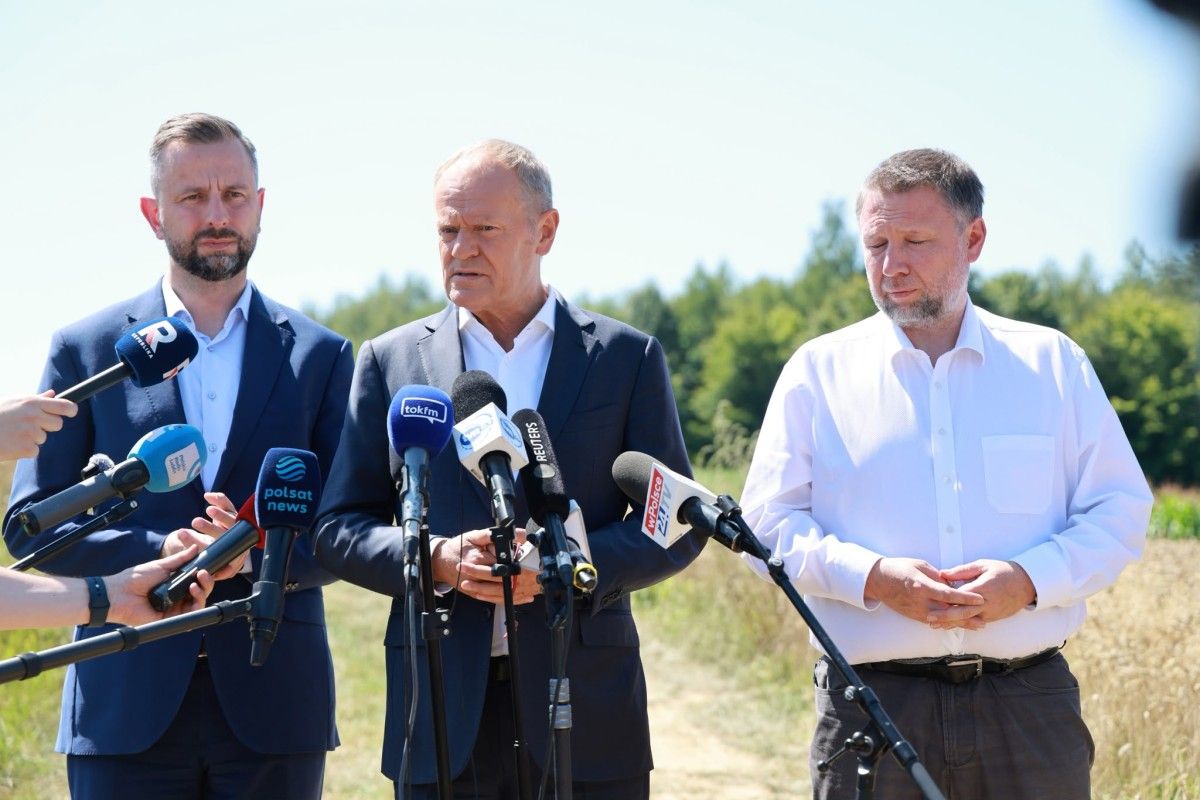 ,,Monitorowaliśmy ponad 20 pocisków". Premier i szef MON na miejscu wybuchu