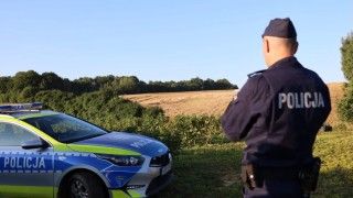 Funkcjonariusz lubelskiej policji w pobliżu miejsca, gdzie uderzyła rosyjska rakieta (Tarnawa-Kolonia).