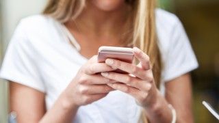 Miliony Polaków otrzymały SMS-a z linkiem do Poradnika Bezpieczeństwa