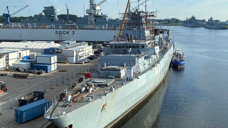 Fregata typu F123 podczas prac stoczniowych