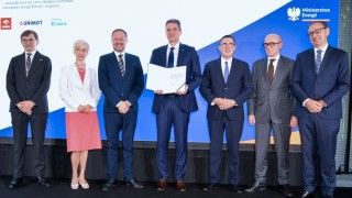 Podpisanie umowy przez przedstawicieli spółek