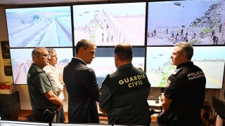 Premier Pedro Sánchez z przedstawicielami Państwowych Sił Bezpieczeństwa na przejściu granicznym Tarajal (Ceuta)