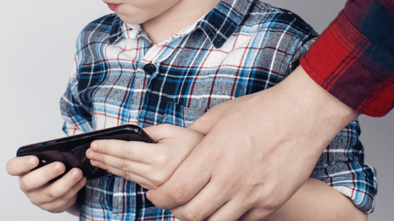 Bezpieczeństwo dzieci w internecie zaczyna się od jego relacji z rodzicem