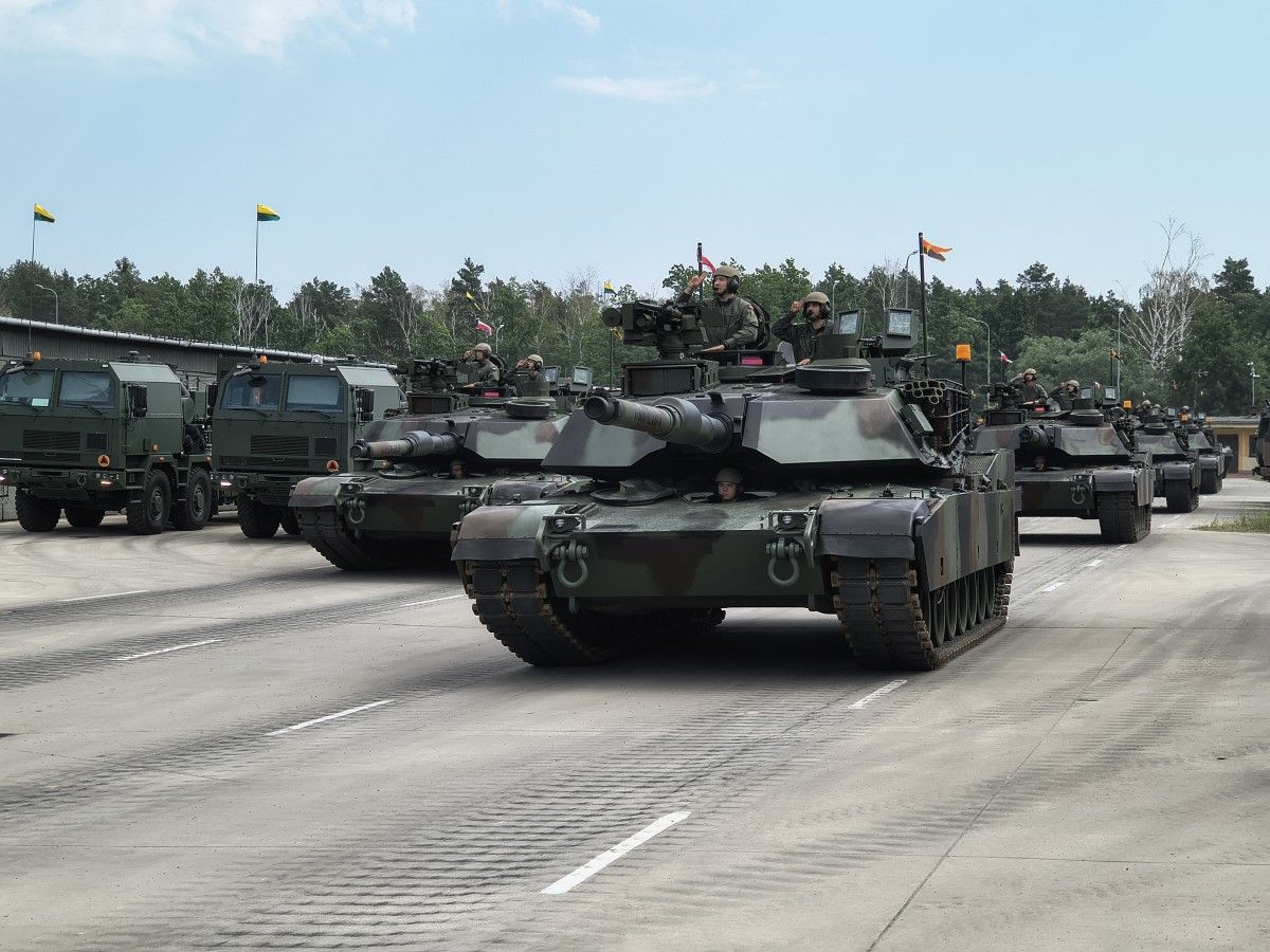 Армия тренируется перед парадом. Мы были там
