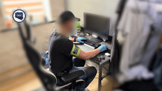 CBZC zatrzymało 22- i 17- latka zarabiających na atakach DDoS