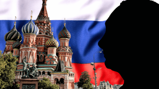 Kreml z cieniem Putina na tle rosyjskiej flagi.
