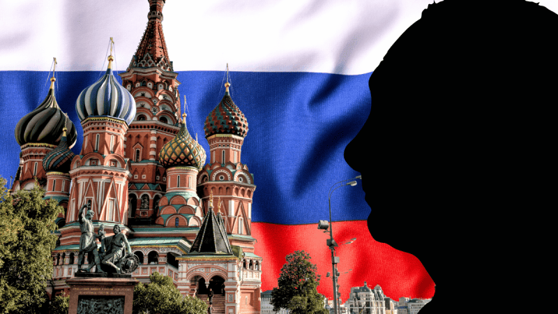 Kreml z cieniem Putina na tle rosyjskiej flagi.