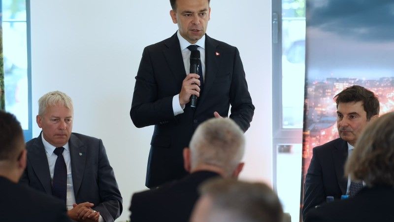 Andrzej Domański przemawia do mikrofonu