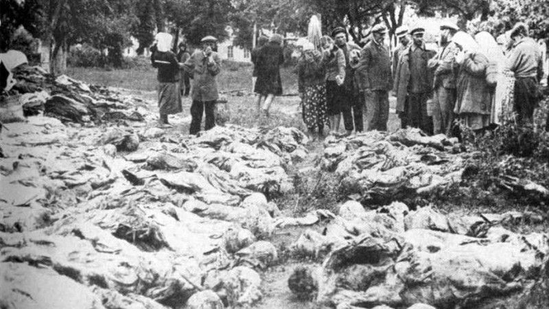 Zwłoki ofiar mordu w Winnicy ekshumowane przez okupanta niemieckiego w 1943