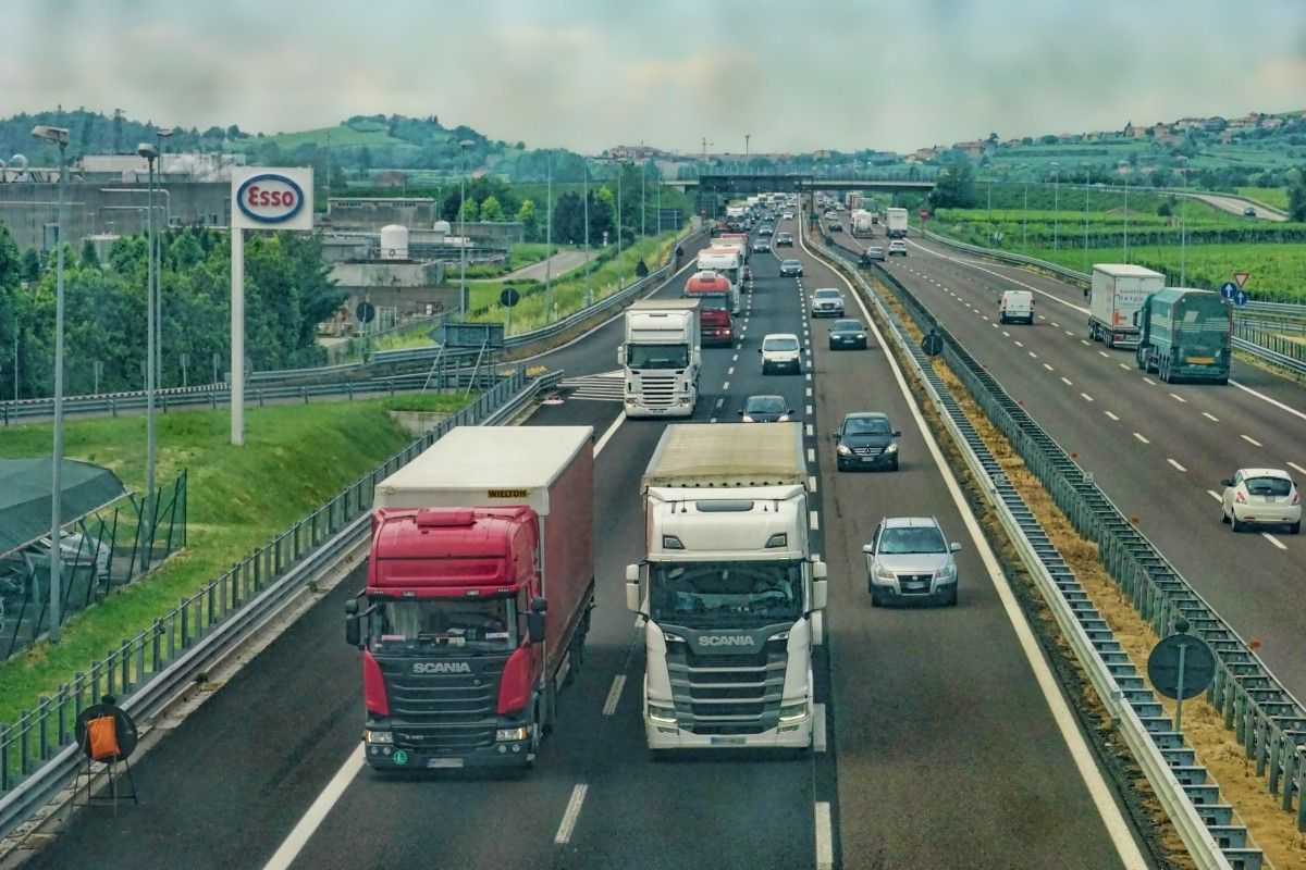 Orlen zarobił 15,9 mld zł. Przewoźnicy: „Nasze straty to zyski petrochemii”