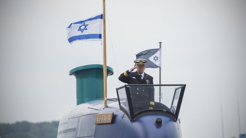 Okręt podwodny INS „Rahaw” (hebr. Rahab, mityczny potwór morski wspomniany w Starym Testamencie) typu Dolfin-II wychodzi ze stoczni Howaldtswerke-Deutsche Werft (dziś TKMS) w Kilonii, by wyruszyć do Izraela, grudzień 2015 r.