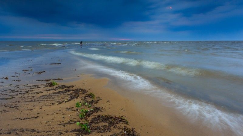 storm-clouds-over-sand-beach-coast-of-baltic-sea-2026-03-26-02-34-26-utc