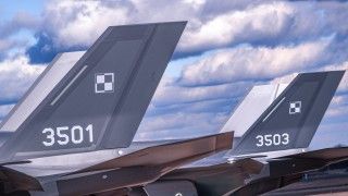 Polskie wielozadaniowe samoloty bojowe 5. generacji F-35A Husarz o numerach taktycznych 3501 i 3503 w bazie lotniczej Gwardii Narodowej Stanów Zjednoczonych Ebbing w stanie Arkansas w USA.
