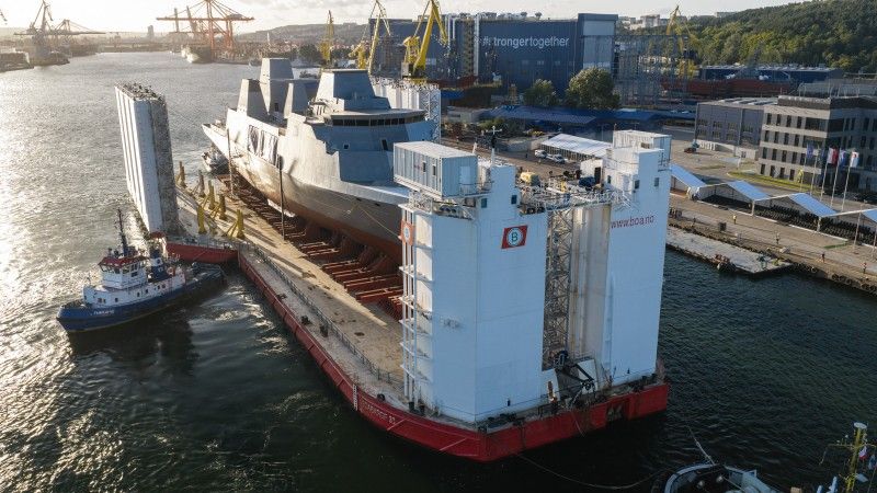 Barka z fregatą Wicher w czasie dobijania do Nabrzeża Południowego PGZ Stoczni Wojennej.