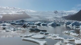 melting-glacier-ice-floating-in-lake-in-fjallsarlo-2026-01-06-00-30-37-utc