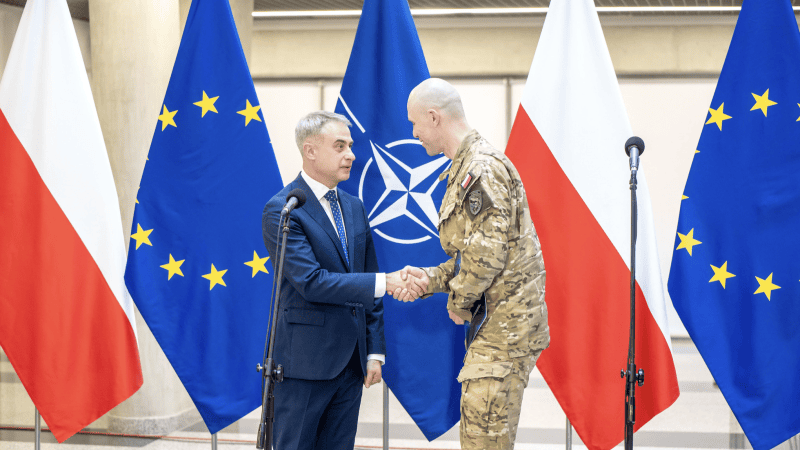Krzysztof Gawkowski i gen. Chmielewski podczas konferencji prasowej poświęconej cyberbezpieczeństwu Polski