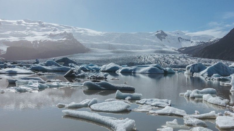 melting-glacier-ice-floating-in-lake-in-fjallsarlo-2026-01-06-00-30-37-utc