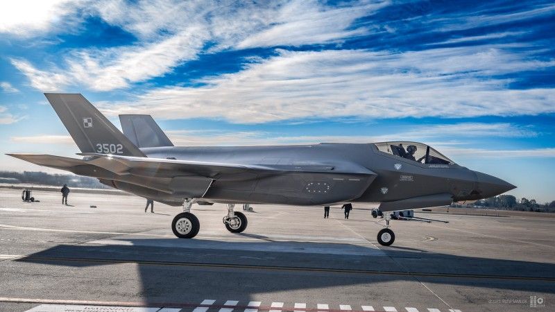 Polski wielozadaniowy samolot bojowy F-35A Husarz z numerem bocznym 3502 w bazie lotniczej Gwardii Narodowej Stanów Zjednoczonych Ebbing w stanie Arkansas.
