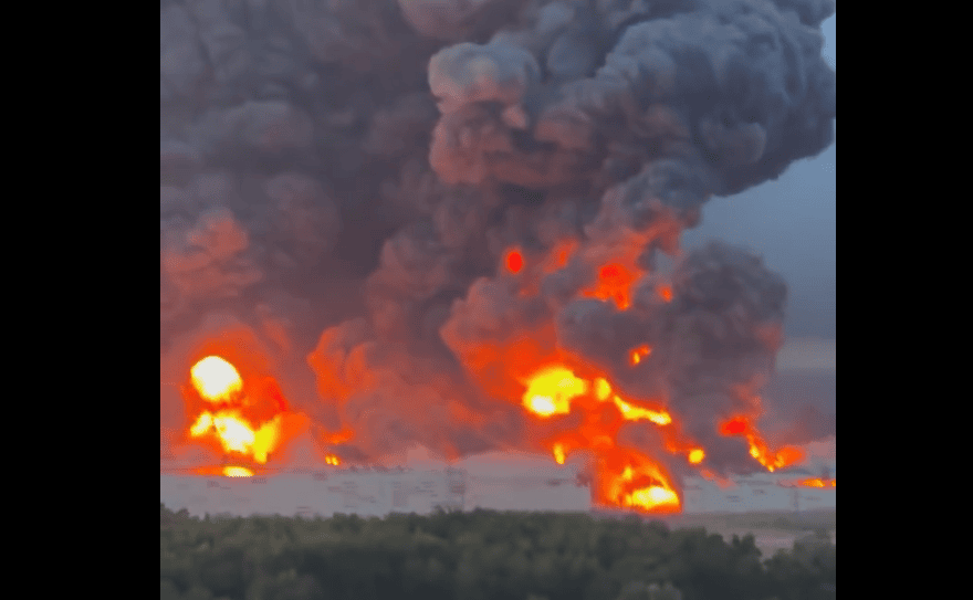 Setki dronów nad obwodem moskiewskim. Płoną kolejne magazyny