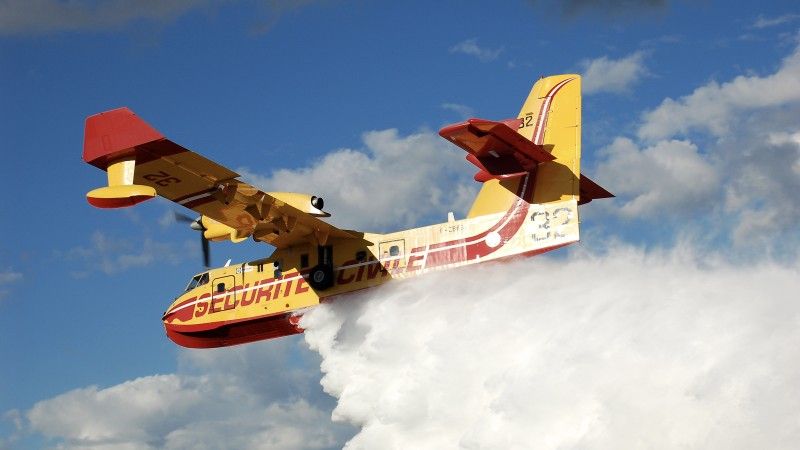Samolot gaśniczy Canadair CL-415 podczas zrzutu wody