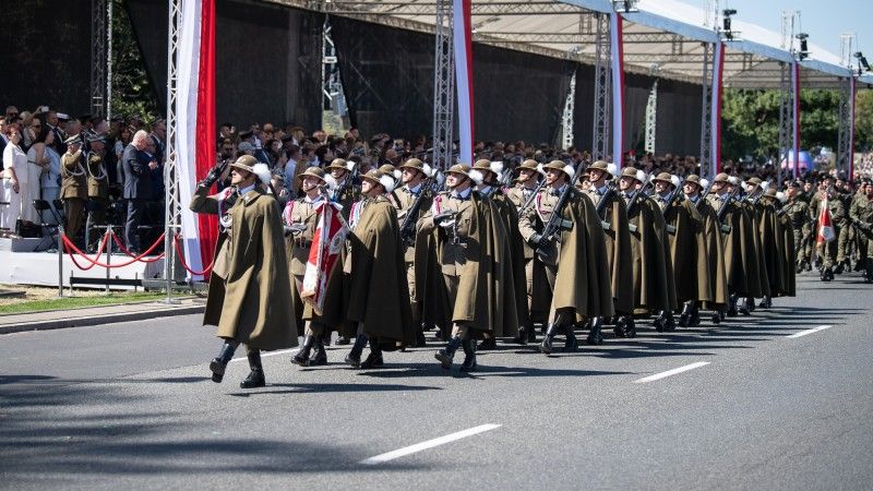 Defilada pododdziałów pieszych 21. Brygady Strzelców Podhalańskich maszeruje przed trybuną honorową podczas centralnych obchodów Święta Wojska Polskiego na warszawskiej Wisłostradzie, 15 sierpnia 2026 roku.