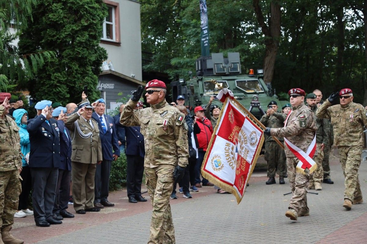 Generał skoczy ze spadochronem. Niezwykła impreza komandosów