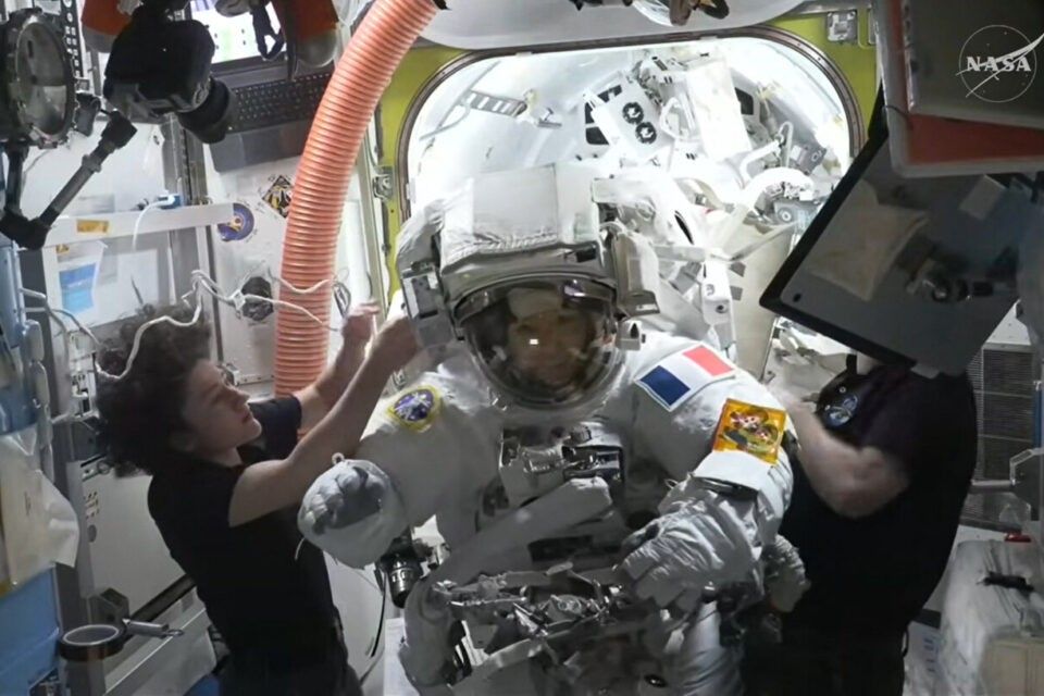 Historyczny spacer kosmiczny. Pierwsza Francuzka wyszła poza ISS