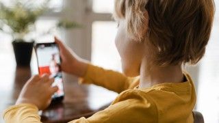 Nowa Zelandia rozpoczęła działania ku wprowadzeniu zakazu mediów społecznościowych dla dzieci. Przepisy obejmą nie tylko serwisy, lecz także platformy sztucznej inteligencji.