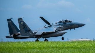Wielozadaniowy samolot bojowy Boeing F-15EX Eagle II podchodzi do lądowania w bazie lotniczej Sił Powietrznych Stanów Zjednoczonych Kadena w Japonii, lipiec 2026 roku.