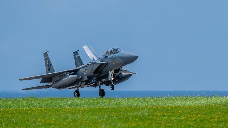 Wielozadaniowy samolot bojowy Boeing F-15EX Eagle II podchodzi do lądowania w bazie lotniczej  Sił Powietrznych Stanów Zjednoczonych Kadena w Japonii, lipiec 2026 roku.