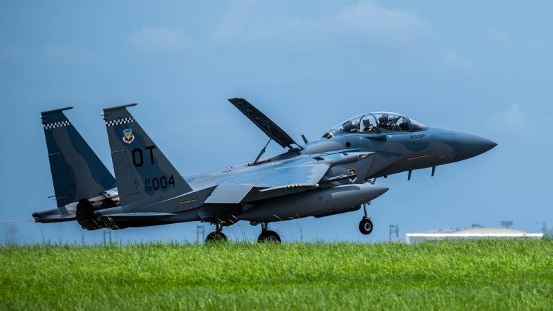 Wielozadaniowy samolot bojowy Boeing F-15EX Eagle II podchodzi do lądowania w bazie lotniczej  Sił Powietrznych Stanów Zjednoczonych Kadena w Japonii, lipiec 2026 roku.