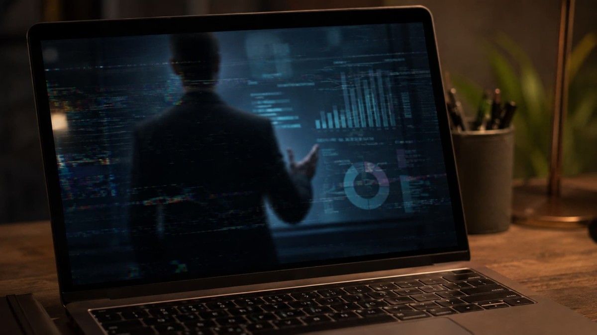 Deepfake, fałszywy broker i presja czasu. Tak dziś tracimy oszczędności [WYWIAD]