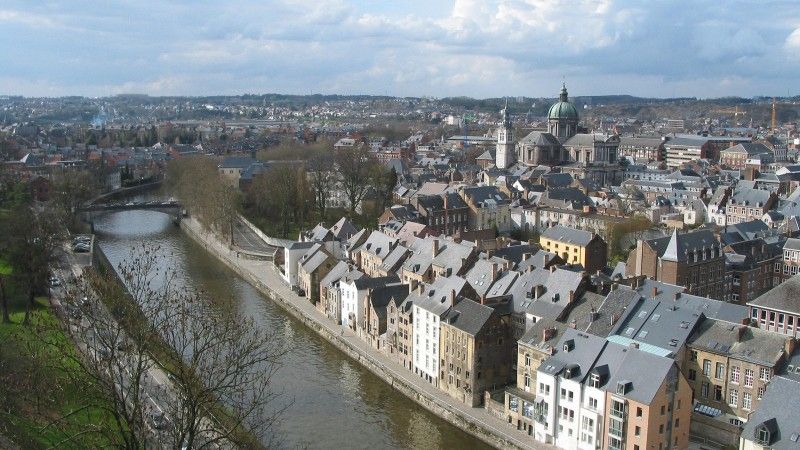 Rzeka Sambra przepływająca przez miasto Namur, siedzibę administracyjną Regionu Walońskiego.