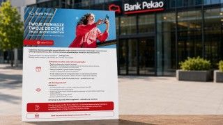 Ulotka Banku Pekao poświęcona cyberbezpieczeństwu i ochronie przed oszustwami na tle siedziby banku.